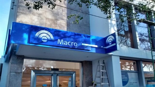 Marquesina iluminada de sucursal Banco Macro