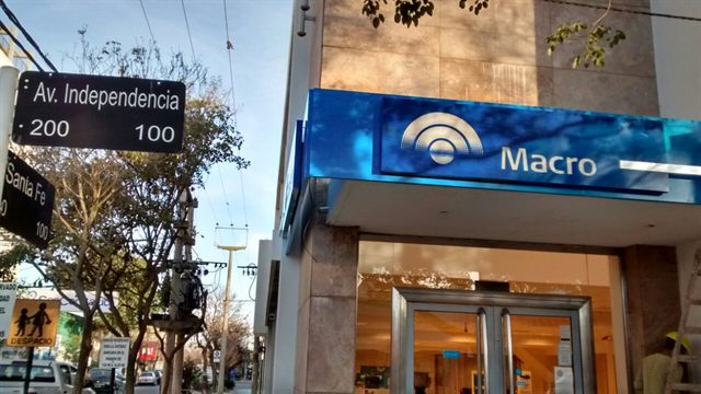 Sucursal bancaria con marquesina