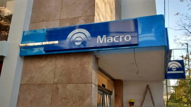 Tótems y marquesinas - trabajo realizado por Contacto Visual