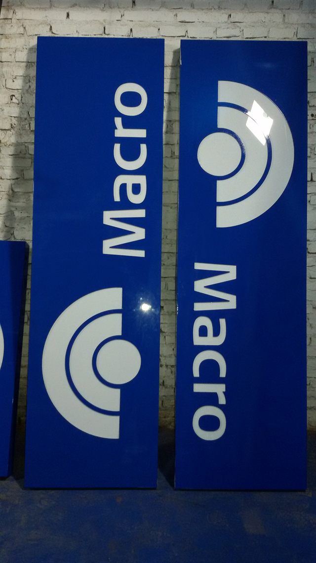 Tótems y marquesinas - trabajo realizado por Contacto Visual