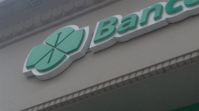 Letras corpóreas del Banco de Santa Fe instaladas en fachada