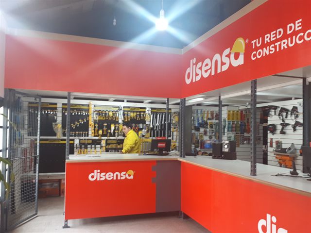Local de la red Disensa con frente y mostrador corporativo