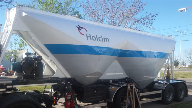Camión de Holcim con ploteo corporativo